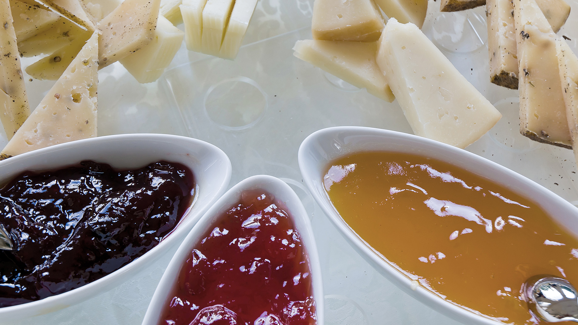 Assaggio di formaggi con confetture della piana dei sapori