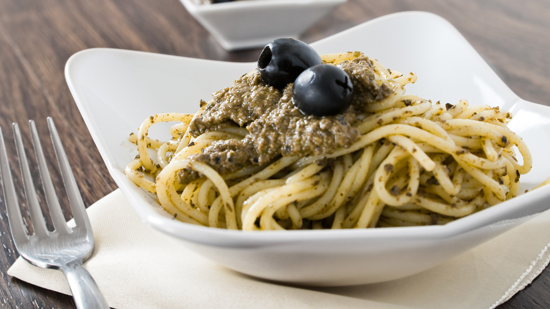 spaghetti conditi con patè alle olive