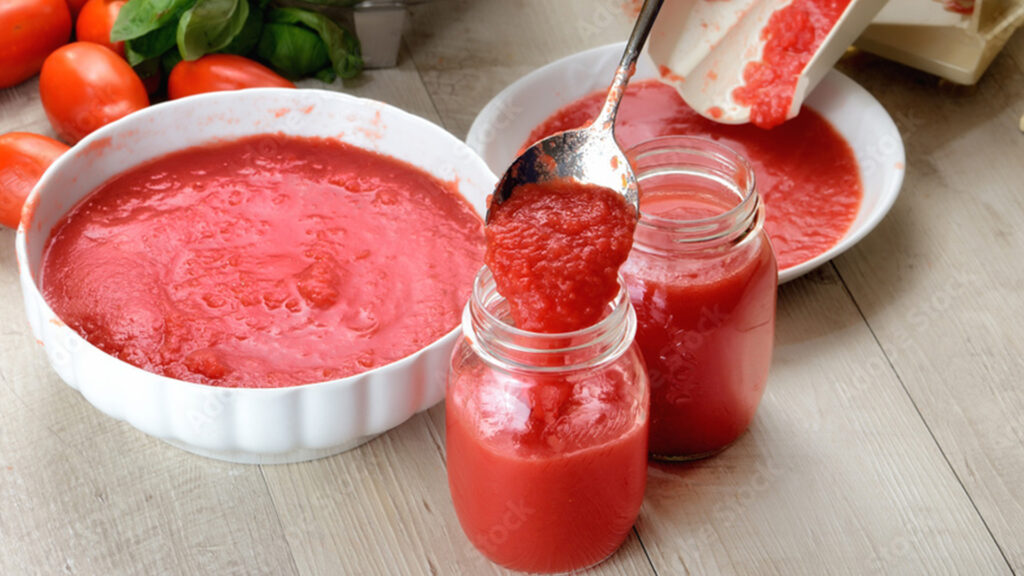 Preparazione salsa di pomodori fatta in casa per sughi calabresi